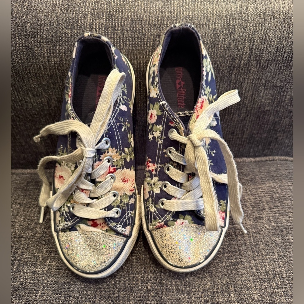 GIRLS ATTITUDE Floral Canvas Sneaker with Glitter Toe/size MEX 20 (13US)